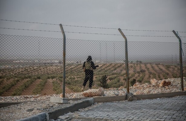 “فايننشال تايمز”: فرار أكثر من 20 ألف سجين من مخيم الهول وانتشارهم في سوريا وتركيا والعراق